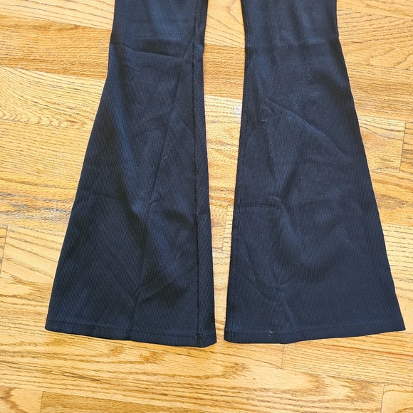 NWT Aerie Offline Size M Foldover Waist Black Flare Legging Ribbed with Pockets - Picture 3 of 8